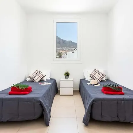 ヴィラ Playa De Fanabe Sleeps 8 With Pool Air Con And Wifi