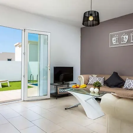 Villa Playa De Fanabe Sleeps 8 With Pool Air Con And Wifi *