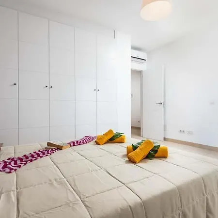 Villa Playa De Fanabe Sleeps 8 With Pool Air Con And Wifi *